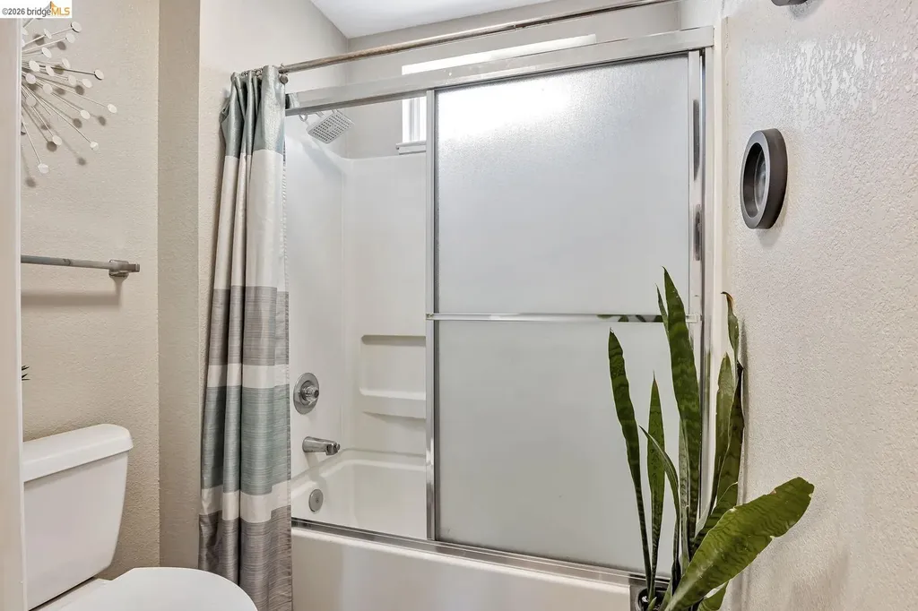 16 Town Square Place Oakland CA 94603