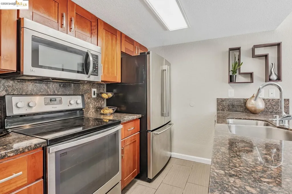 16 Town Square Place Oakland CA 94603