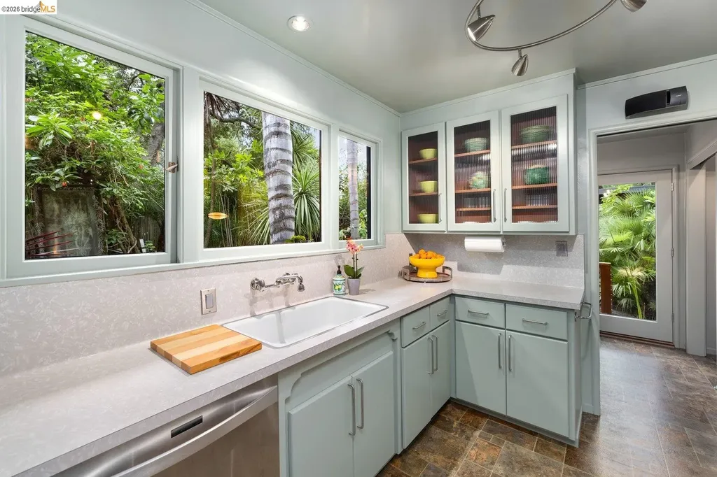 10 Burdeck Court Oakland CA 94602