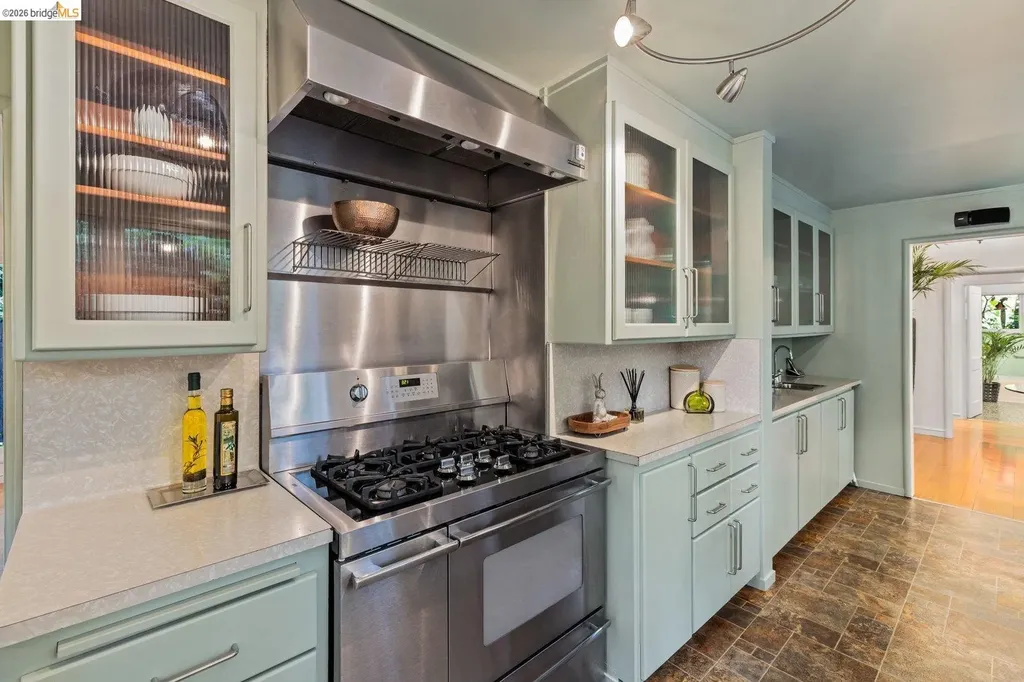 10 Burdeck Court Oakland CA 94602