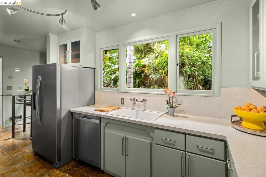 10 Burdeck Court Oakland CA 94602