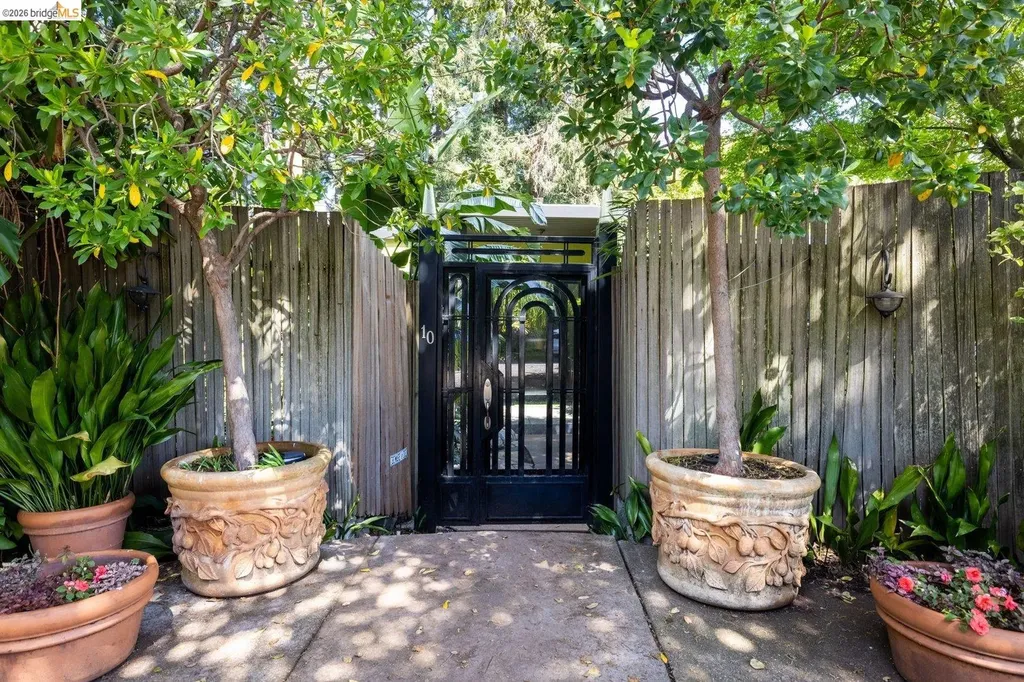 10 Burdeck Court Oakland CA 94602