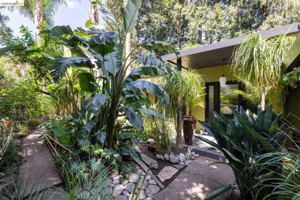 10 Burdeck Court Oakland CA 94602