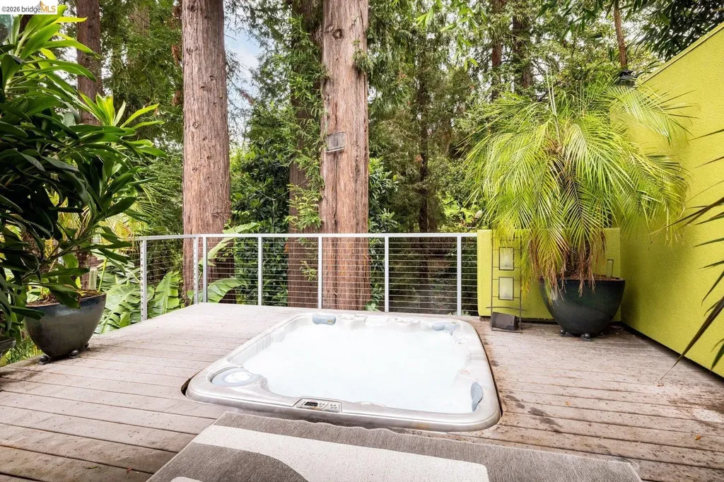 10 Burdeck Court Oakland CA 94602