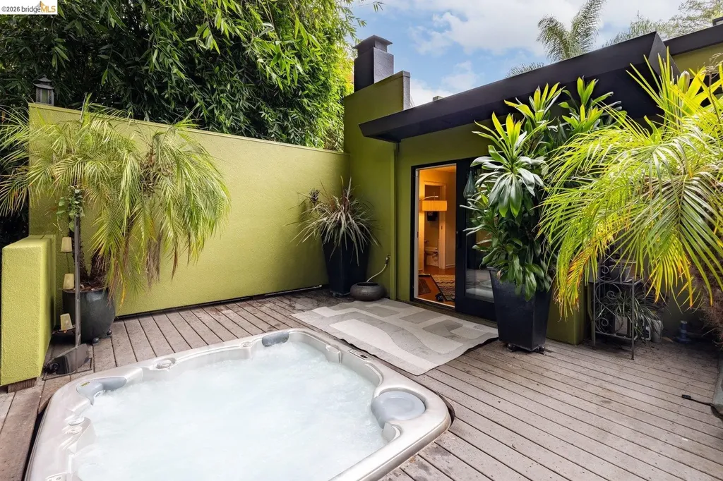 10 Burdeck Court Oakland CA 94602