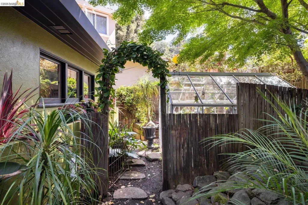 10 Burdeck Court Oakland CA 94602