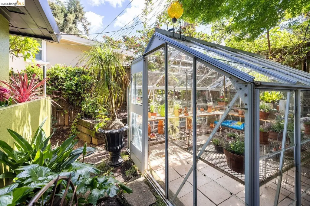 10 Burdeck Court Oakland CA 94602