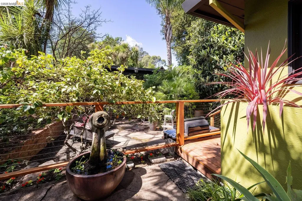 10 Burdeck Court Oakland CA 94602