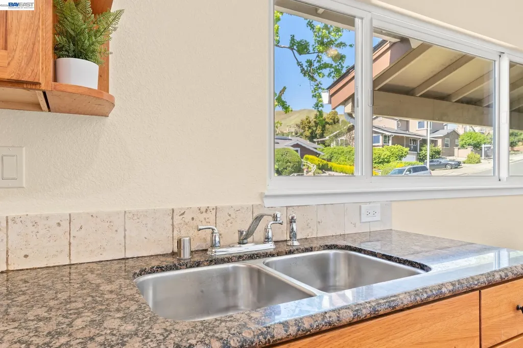667 Gleneagle Avenue Hayward CA 94544