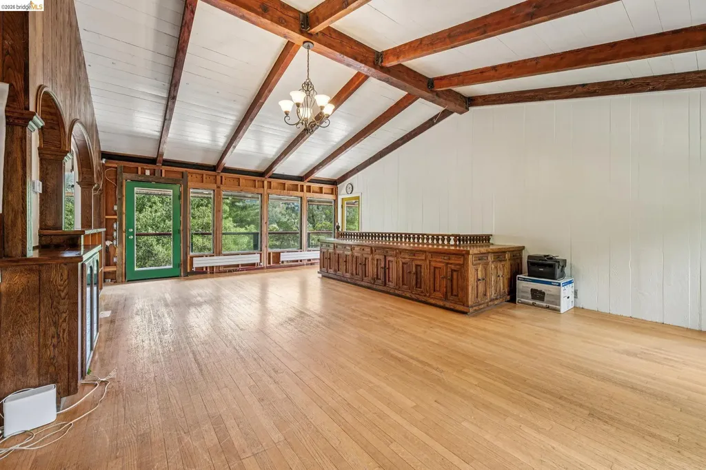 6383 Valley View Road Oakland CA 94611