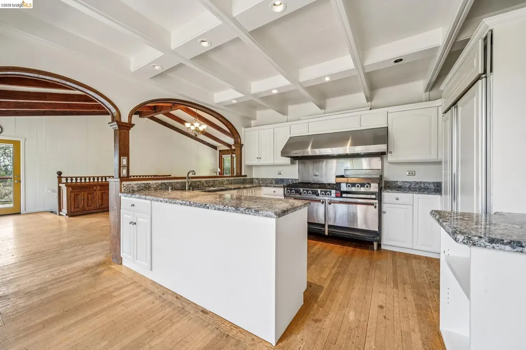 6383 Valley View Road Oakland CA 94611