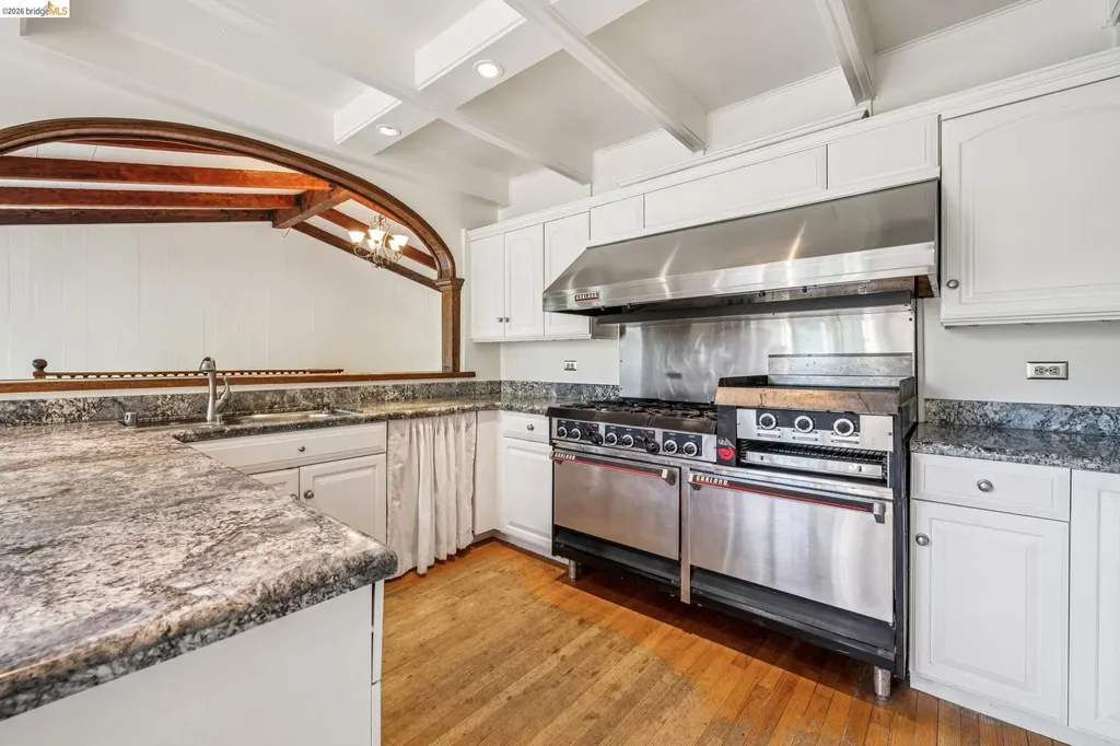 6383 Valley View Road Oakland CA 94611