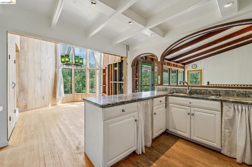 6383 Valley View Road Oakland CA 94611