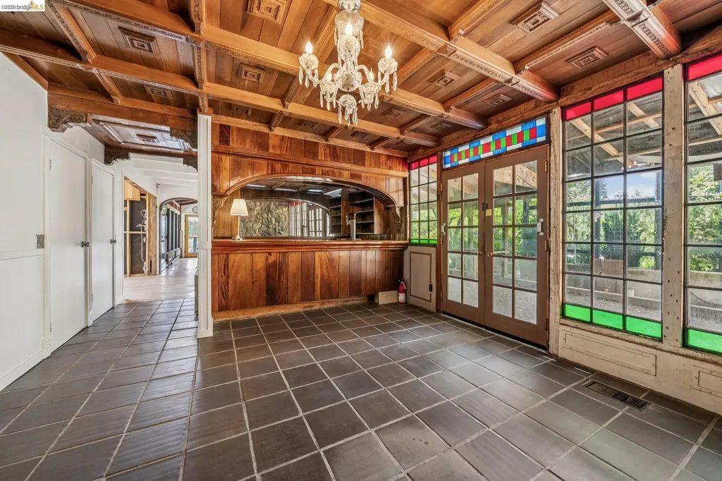 6383 Valley View Road Oakland CA 94611