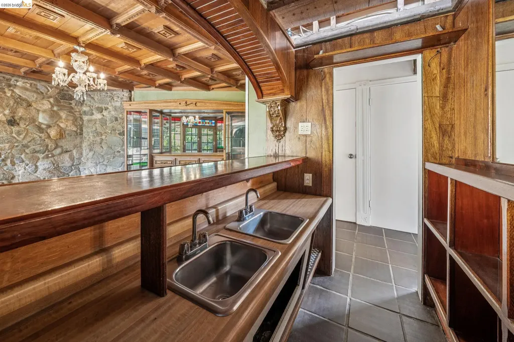 6383 Valley View Road Oakland CA 94611