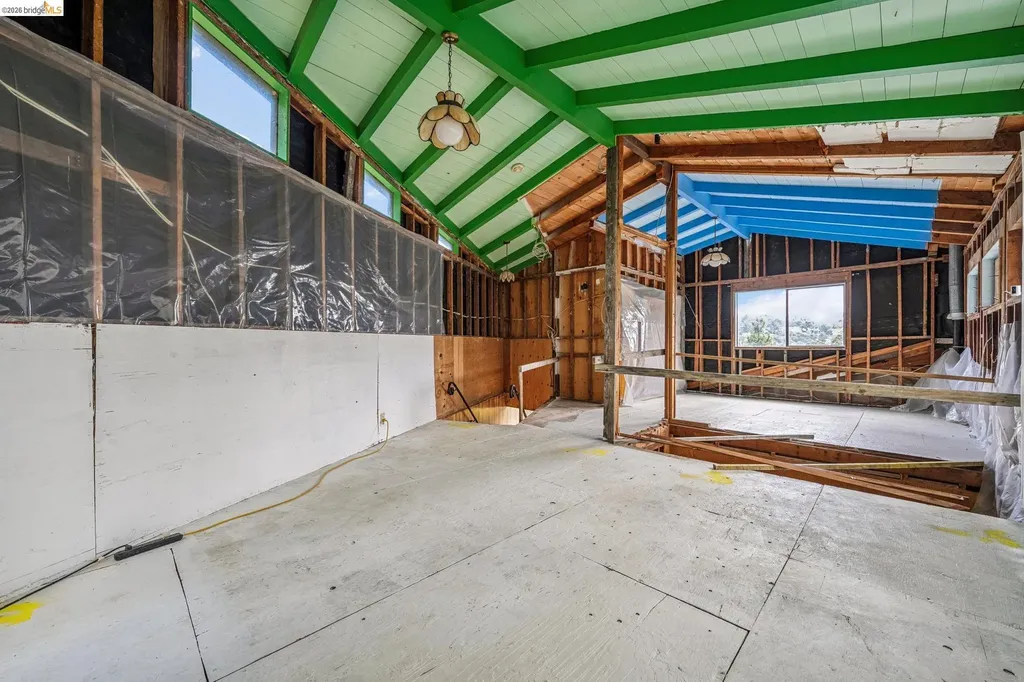 6383 Valley View Road Oakland CA 94611
