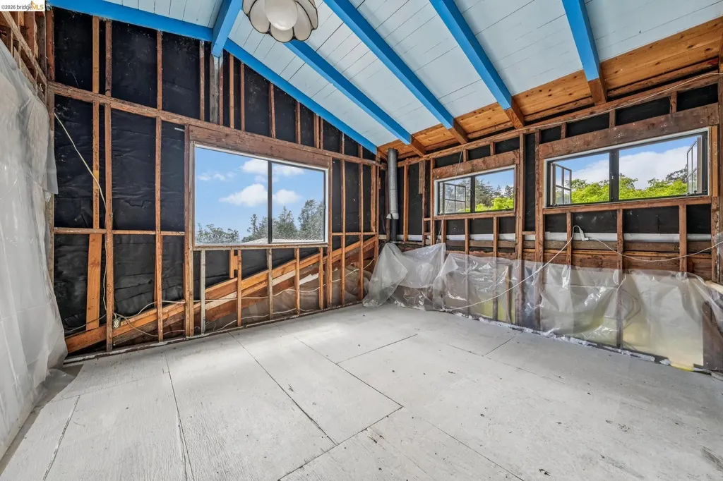 6383 Valley View Road Oakland CA 94611