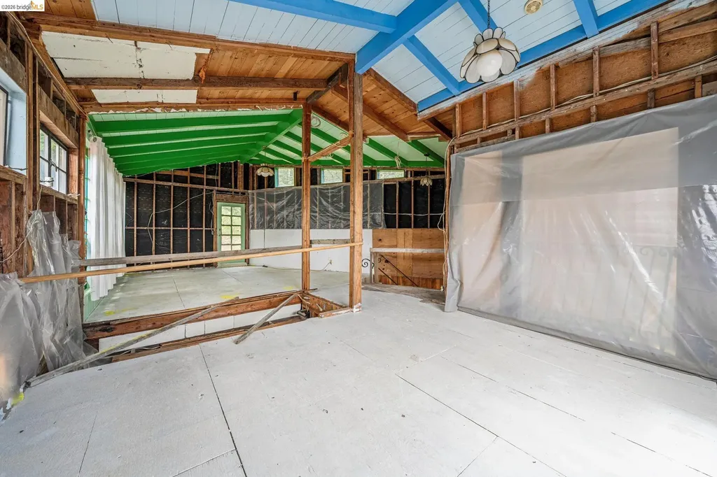 6383 Valley View Road Oakland CA 94611