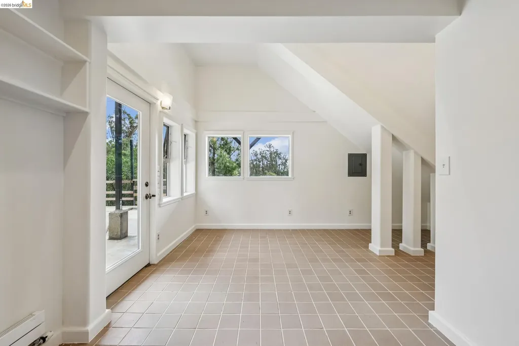 6383 Valley View Road Oakland CA 94611