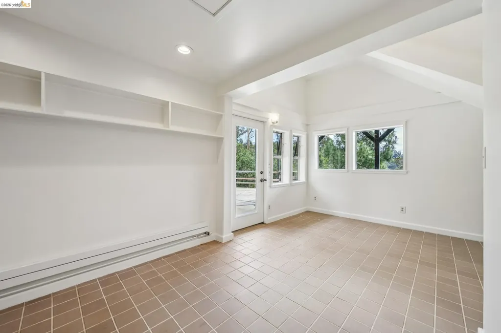 6383 Valley View Road Oakland CA 94611