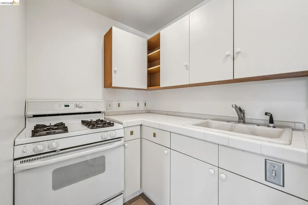 6383 Valley View Road Oakland CA 94611