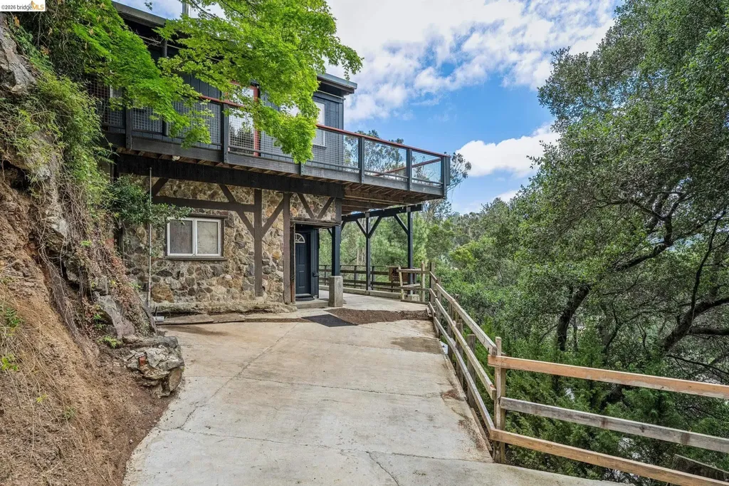 6383 Valley View Road Oakland CA 94611