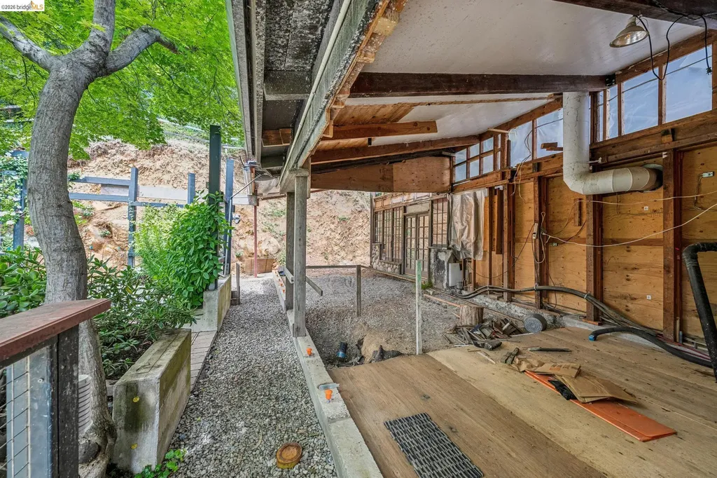 6383 Valley View Road Oakland CA 94611