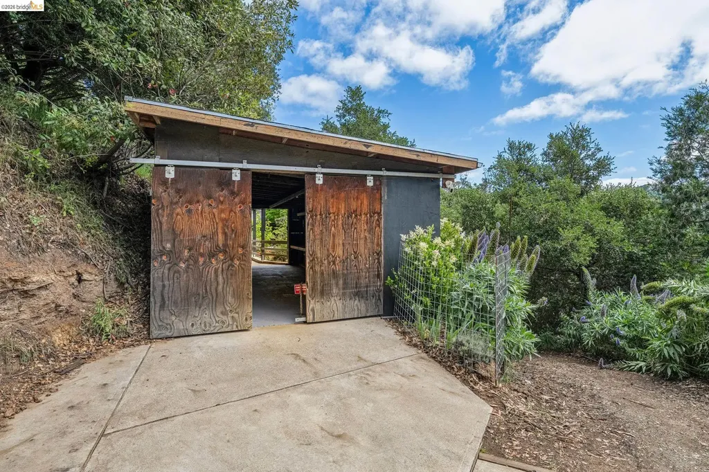 6383 Valley View Road Oakland CA 94611
