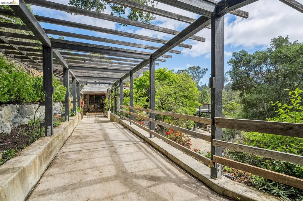 6383 Valley View Road Oakland CA 94611