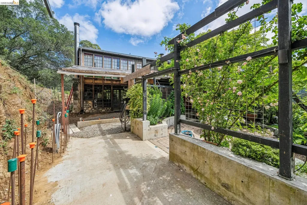 6383 Valley View Road Oakland CA 94611