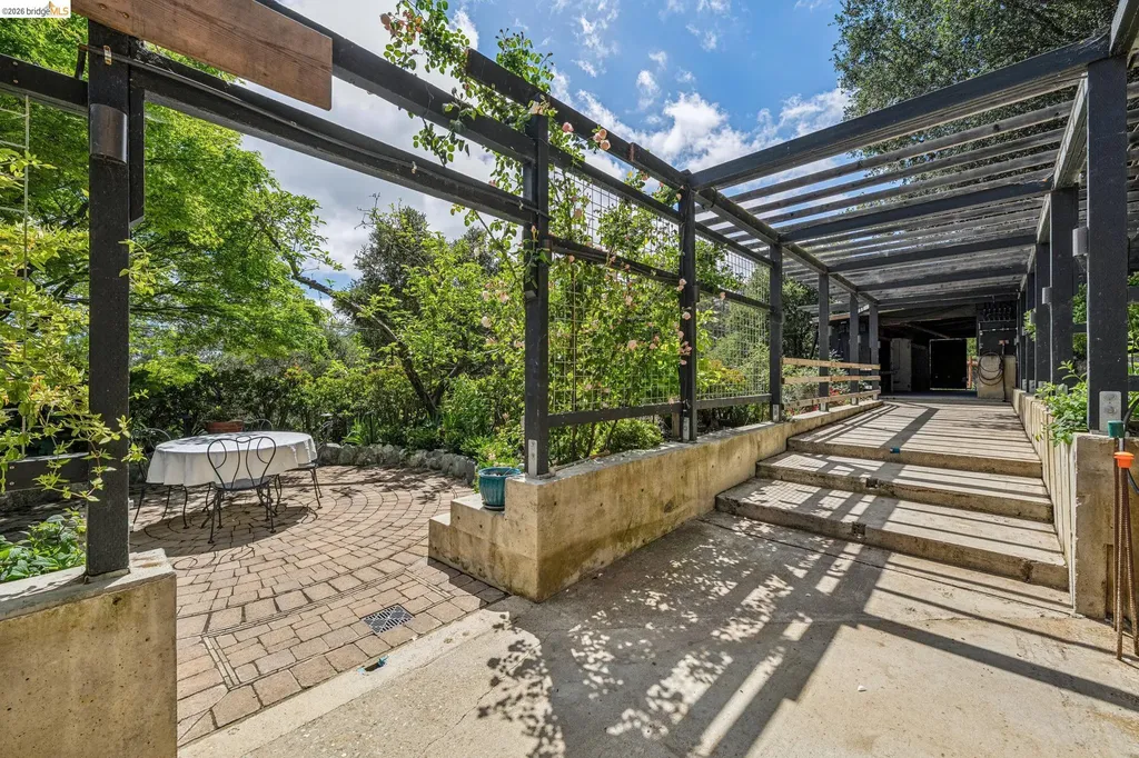 6383 Valley View Road Oakland CA 94611