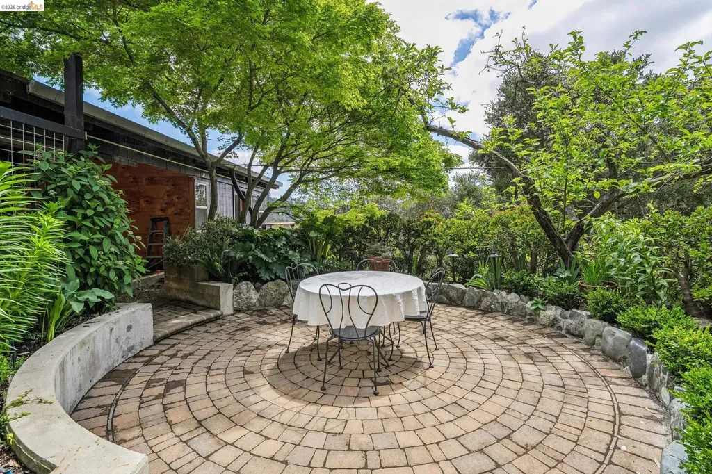 6383 Valley View Road Oakland CA 94611