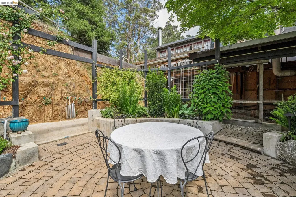 6383 Valley View Road Oakland CA 94611