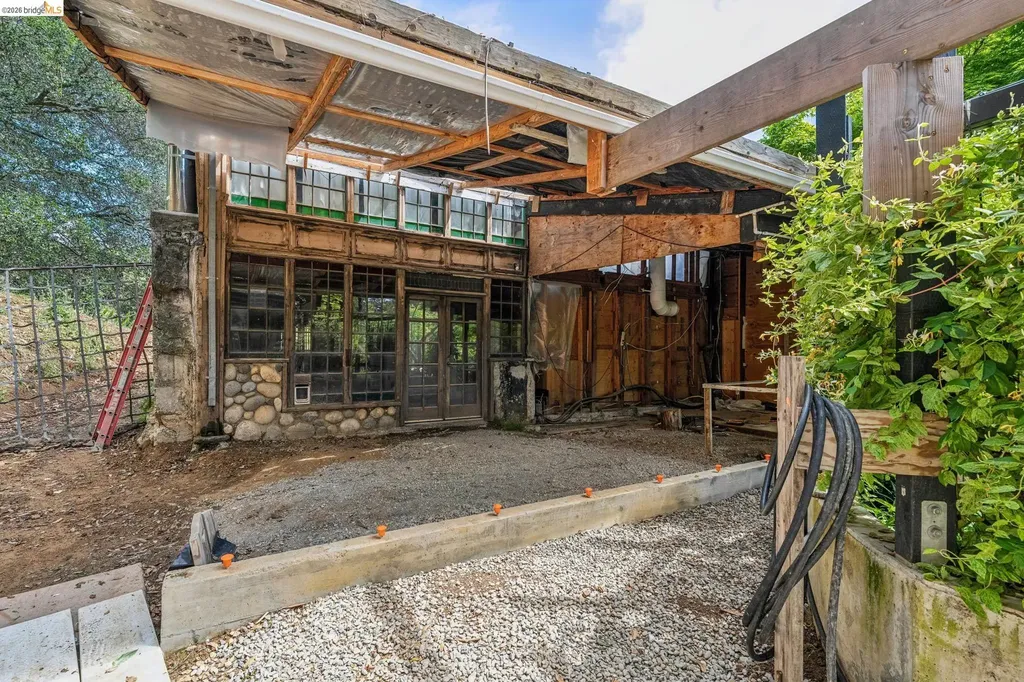 6383 Valley View Road Oakland CA 94611