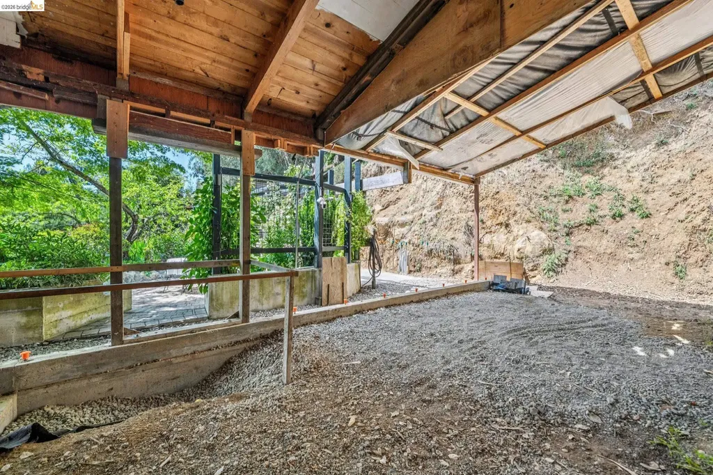 6383 Valley View Road Oakland CA 94611