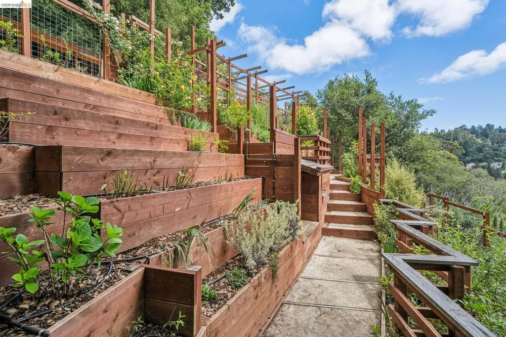 6383 Valley View Road Oakland CA 94611