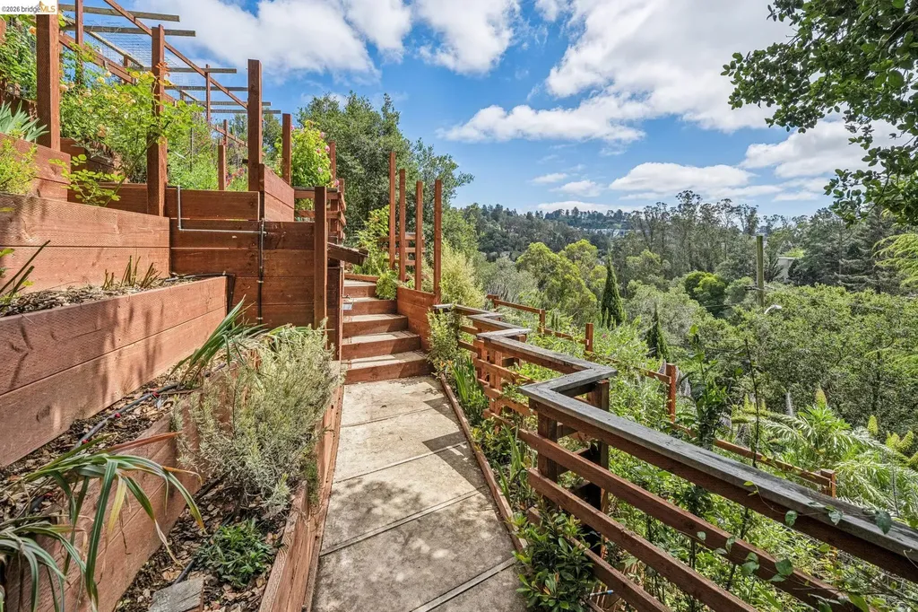 6383 Valley View Road Oakland CA 94611