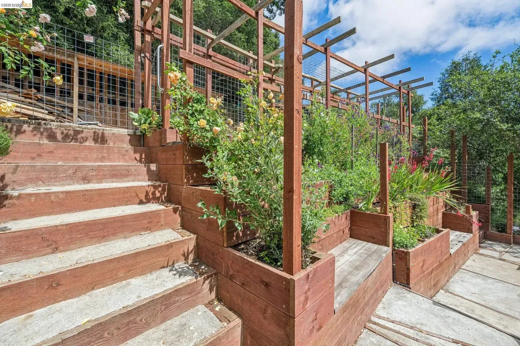 6383 Valley View Road Oakland CA 94611