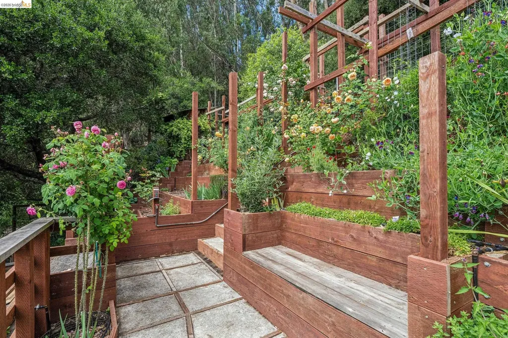 6383 Valley View Road Oakland CA 94611
