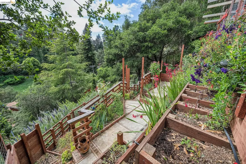 6383 Valley View Road Oakland CA 94611