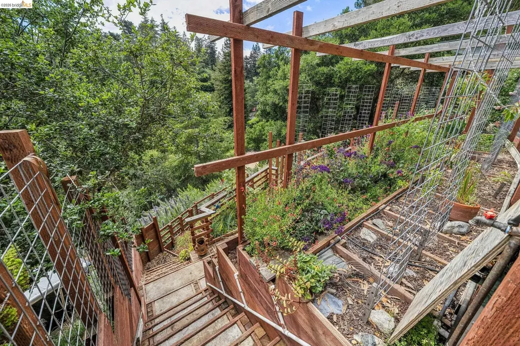 6383 Valley View Road Oakland CA 94611