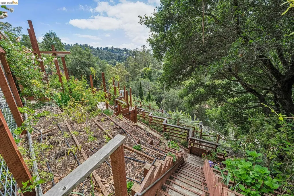 6383 Valley View Road Oakland CA 94611