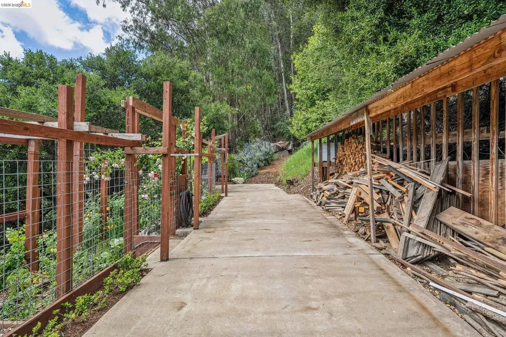 6383 Valley View Road Oakland CA 94611