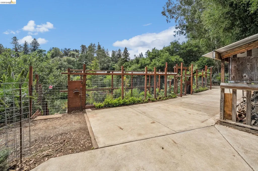6383 Valley View Road Oakland CA 94611