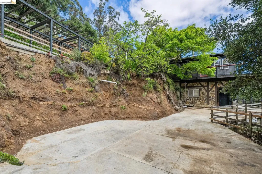 6383 Valley View Road Oakland CA 94611