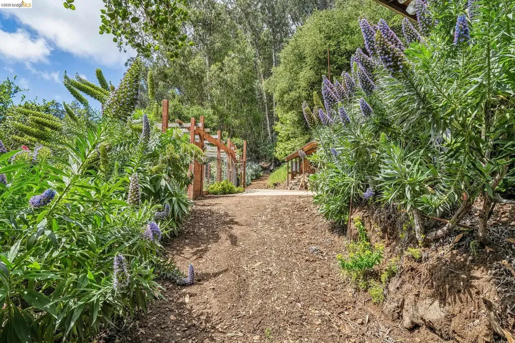 6383 Valley View Road Oakland CA 94611