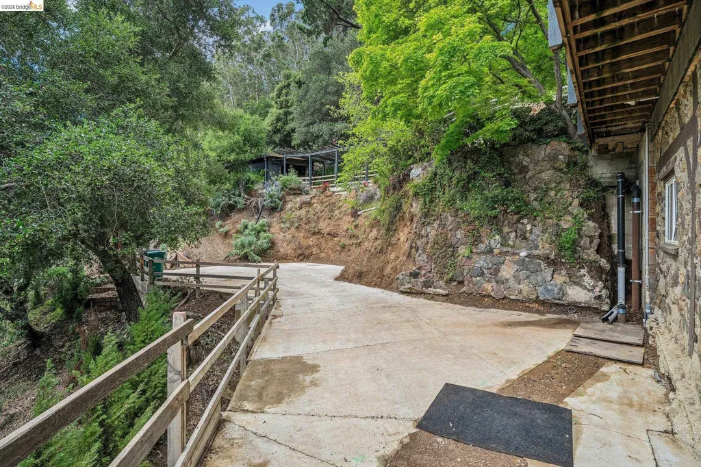 6383 Valley View Road Oakland CA 94611