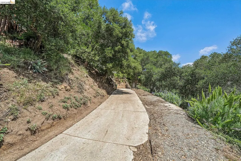 6383 Valley View Road Oakland CA 94611