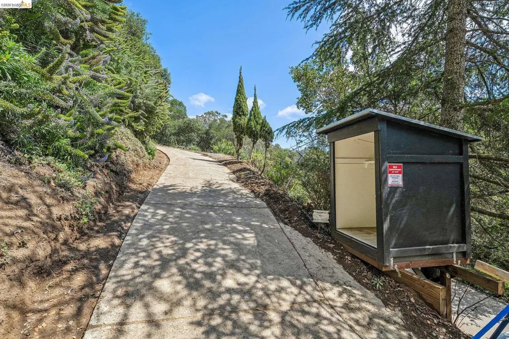 6383 Valley View Road Oakland CA 94611