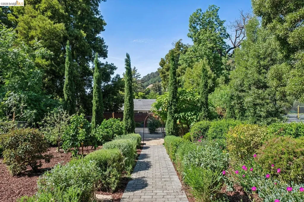 7406 Circle Hill Drive Oakland CA 94605
